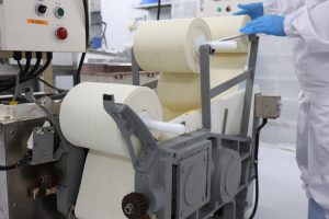 生地を重ね合わせる